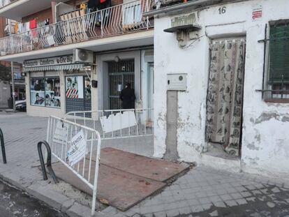 La zanja, junto a los dos tablones de madera que han puesto los vecinos. 