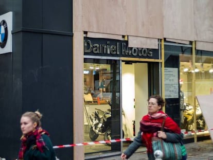 Un hombre coloca unos paneles de madera antes de una manifestaci&oacute;n de los &quot;chalecos amarillos&quot; en Par&iacute;s.