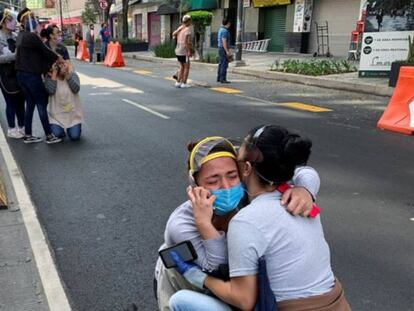 Dos amigas se abrazan en Ciudad de México tras el sismo en Oaxaca. El recuerdo de los tres sismos de 2017, en los que murieron 471 personas, permanece en la memoria de los mexicanos.