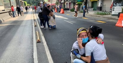 Dos amigas se abrazan en Ciudad de México tras el sismo en Oaxaca. El recuerdo de los tres sismos de 2017, en los que murieron 471 personas, permanece en la memoria de los mexicanos.