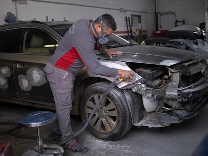 Un mecánico trabaja en un taller de Sevilla, el pasado febrero.
