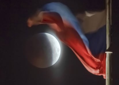 O eclipse lunar na cidade de São Petersburgo (Rússia).