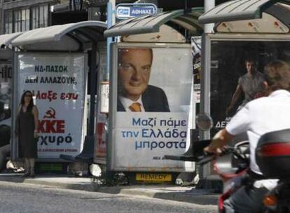 Carteles electorales del Partido Comunista (izquierda) y del primer ministro Karamanlis (centro), en Atenas.