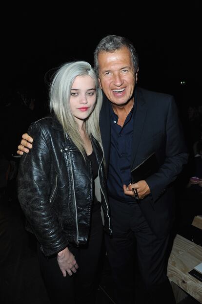 Sky Ferreira y Mario Testino en un desfile de Saint Laurent en 2013.