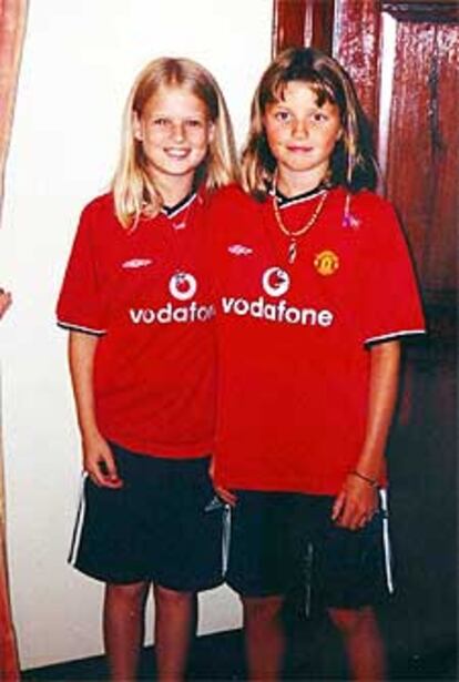 Holly, a la izquierda, y Jessica, posan con la camiseta del Manchester United en una imagen de archivo.