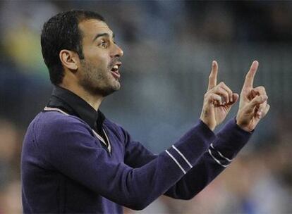 Guardiola gesticula durante el partido ante el Racing