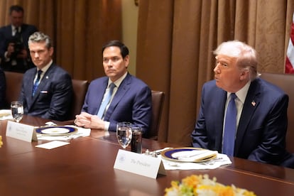 Desde la izquierda, el secretario de Defensa estadounidense, Pete Hegseth, el secretario de Estado, Marco Rubio, y el presidente, Donald Trump, este jueves en la Casa Blanca.