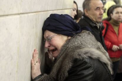 Una mujer llora a las puertas de la estación de metro de Liubianka, ayer en Moscú.