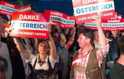 Partidarios del partido ultraderechista austríaco FPÖ se manifiestan en Viena.