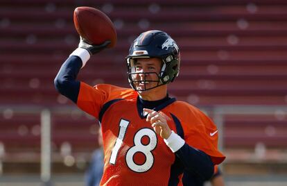 Peyton Manning, en un entrenamiento en el estadio de Standford.