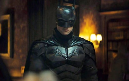 Robert Pattinson con el traje de Batman, un invento endiablado y aparatosos que obligaba a los actores que le han dado vida a pasar horas y horas sin poder hacer sus necesidades.