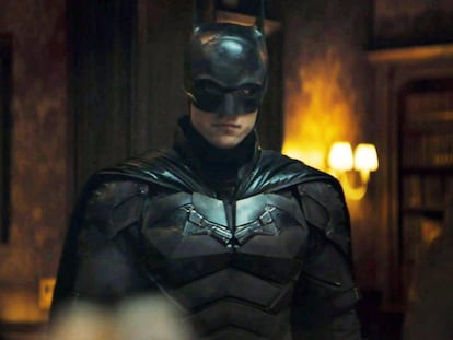 Robert Pattinson con el traje de Batman, un invento endiablado y aparatosos que obligaba a los actores que le han dado vida a pasar horas y horas sin poder hacer sus necesidades.