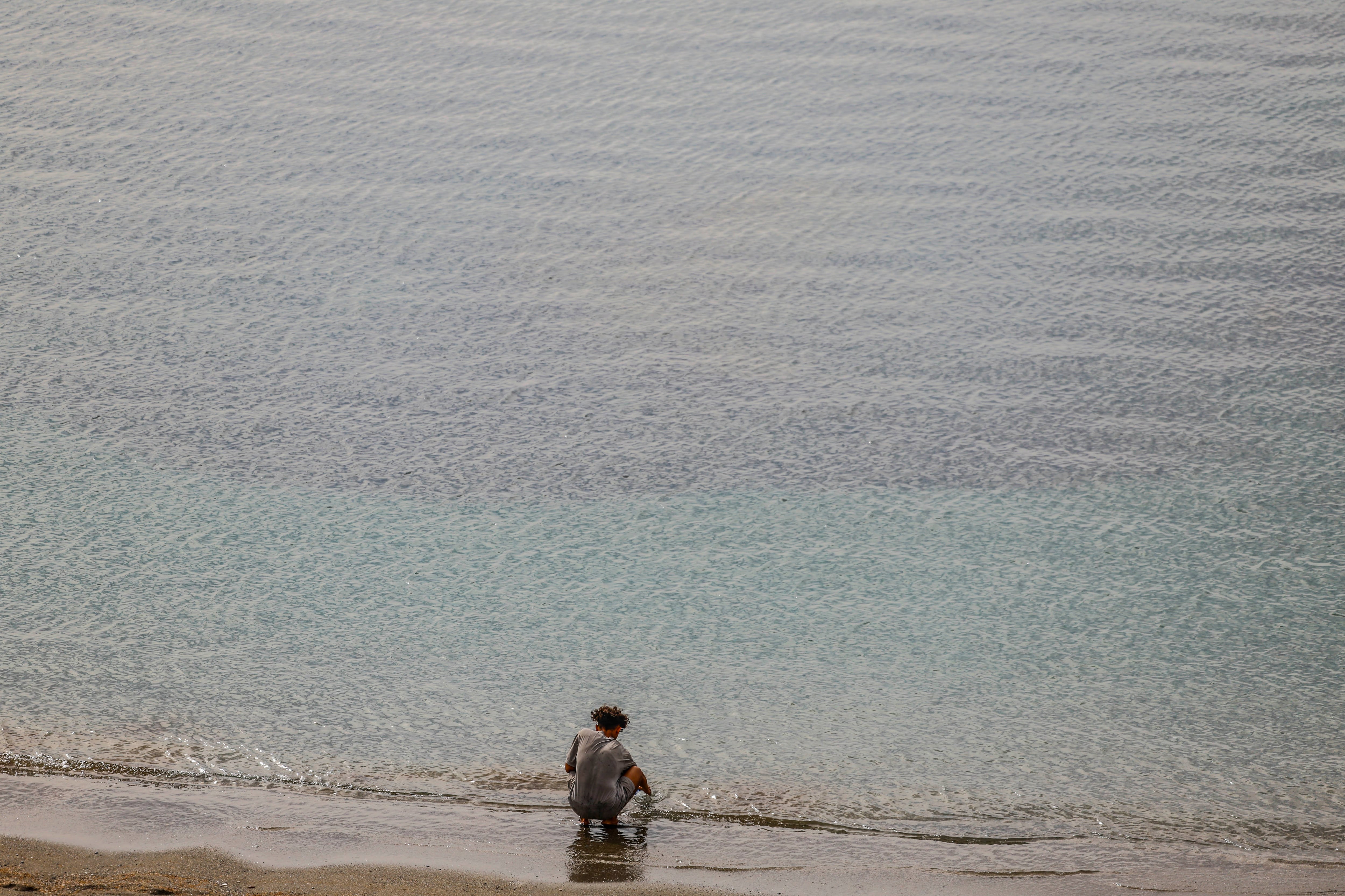 Un joven en una playa de Ceuta, este miércoles.