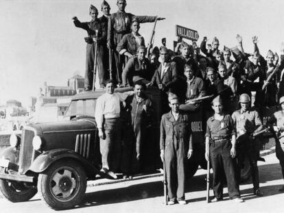 Foto, tomada en Salamanca en julio de 1936, de tropas falangistas camino del frente.
