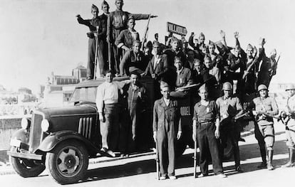 Foto, tomada en Salamanca en julio de 1936, de tropas falangistas camino del frente.