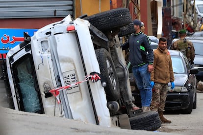 Soldados libaneses junto al vehículo de la FINUL atacado, este jueves en Al Aqbie, en el sur de Líbano.