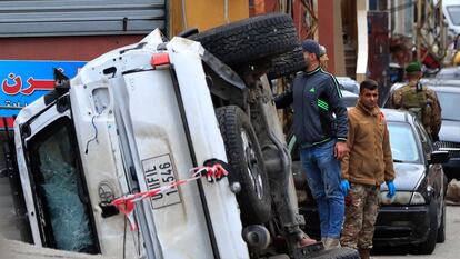 Soldados libaneses junto al vehículo de la FINUL atacado, este jueves en Al Aqbie, en el sur de Líbano.