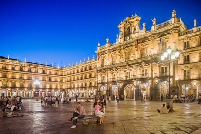 Plaza mayor de Salamanca, ciudad clave en la ruta teresiana.