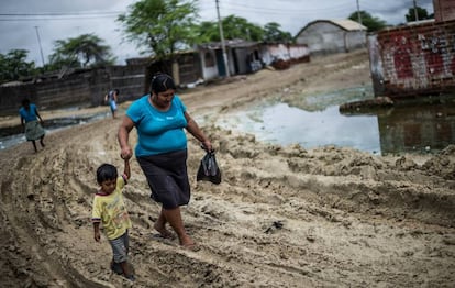 Una mujer y un niño, en la periferia de Lima.