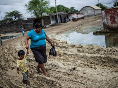 Una mujer y un niño, en la periferia de Lima.