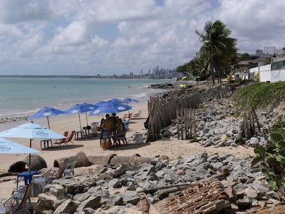 La playa de Bessa, en João Pessoa (Brasil), con la marea baja. Los diques y rompeolas que han construido para proteger las viviendas y locales se mezclan con las sombrillas.
