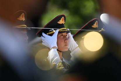 Un miembro de la guardia de honor se prepara para la ceremonia de bienvenida de la canciller alemana, Angela Merkel, en Pekín (China).