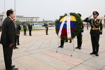 Nicolás Maduro asiste a una ceremonia en el Monumento a los Héroes del Pueblo en Pekín.