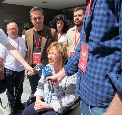 La coordinadora general de Esquerra Unida, Marga Sanz, con el tobillo operado, atiende a los medios en Valencia.