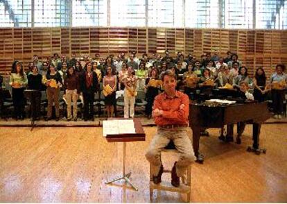 Martin Merry, rodeado de los integrantes del Coro de la Sinfónica de Madrid durante un ensayo.