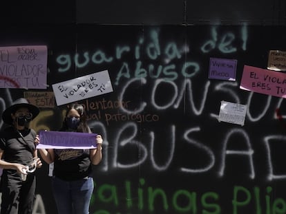 Un par de mujeres afuera de la casa de Andrés Roemer en Ciudad de México.