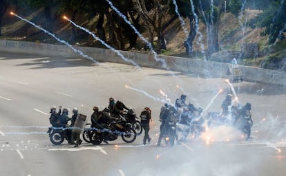 Agentes de la Guardia Nacional Bolivariana, durante las protestas contra el régimen de Nicolás Maduro, ayer en Caracas.