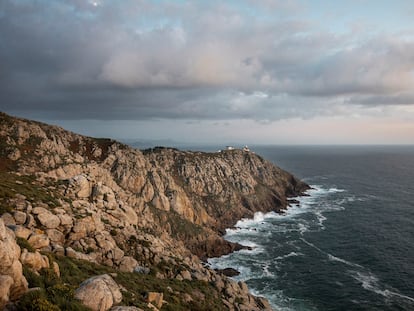 El legendario Cabo Fisterra es uno de los puntos emblemáticos del Camino de Fisterra y Muxía. Recorrerlo requiere de una buena forma física.