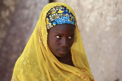 Joy Bishara, una de las escolares nigerianas secuestradas por el grupo extremista islalmista Boko Haram, que escapó saltando de un camión, fotografiada junto a su casa en Chibok, Nigeria. 14 de abril de 2014.