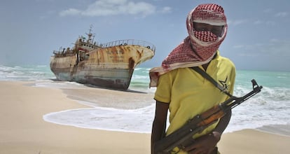 Foto de archivo de un pirata somal&iacute; junto a un barco de Taiwan capturado en 2012.