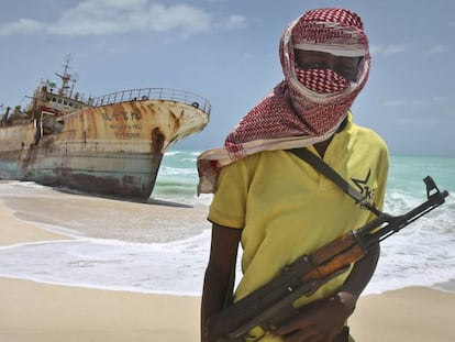 Foto de archivo de un pirata somal&iacute; junto a un barco de Taiwan capturado en 2012.