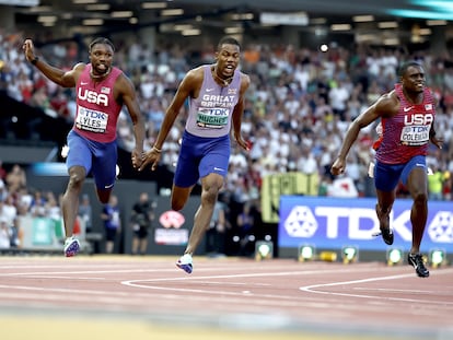 Noah Lyles, segundo por la izquierda, se lanza para cruzar el primero la línea final de los 100m.