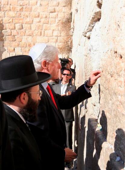 Bill Clinton ha depositado una nota en el Muro de las Lamentaciones en Jerusalén (Israel). El ex presidente de Estados Unidos ha visitado el país para participar como invitado en el Foro Saban.