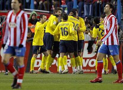 Los jugadores del Barcelona celebran el primer tanto del partido.