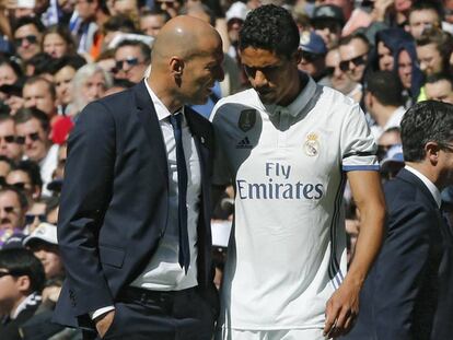 Varane charla con Zidane tras su lesi&oacute;n ante el Alav&eacute;s.