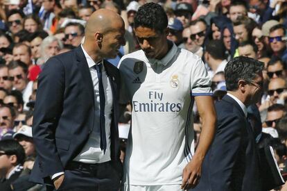 Varane charla con Zidane tras su lesión ante el Alavés.