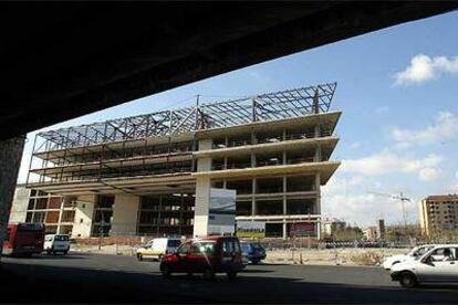 La estructura del edificio del centro superior de investigación, junto al puente de acceso a Valencia desde la A-7.