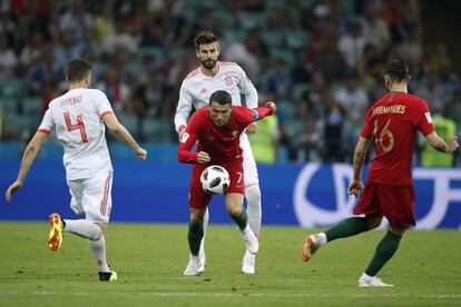 Ronaldo controla un balón durante el Portugal-España del Mundial 2018.