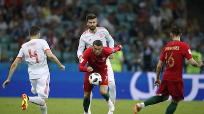 Ronaldo controla un balón durante el Portugal-España del Mundial 2018.