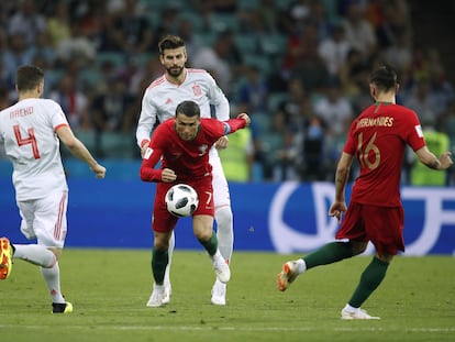 Ronaldo controla un balón durante el Portugal-España del Mundial 2018.