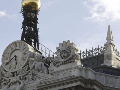 Reloj en la fachada de la sede del Banco de España, en la Plaza de Cibeles en Madrid.