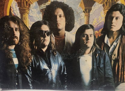 La primera formación de Medina Azahara, en 1980. Desde la izquierda: Manuel Martínez (Voz), Manuel Molina (bajo), Pablo Rabadán (teclados), José Antonio Molina (batería) y Miguel Galán (guitarra). 