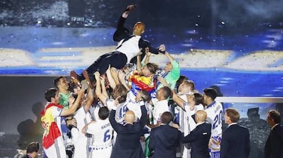 Zidane es manteado por sus jugadores en la celebraci&oacute;n de la Duod&eacute;cima.
