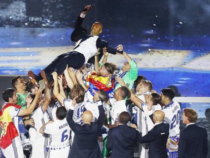 Zidane es manteado por sus jugadores en la celebraci&oacute;n de la Duod&eacute;cima.