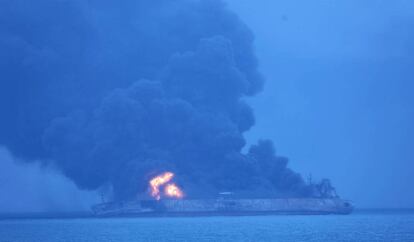 El petrolero accidentado frente a las costas chinas este lunes.