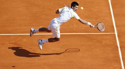 Djkovic golpea una pelota durante el partido contra Nadal.